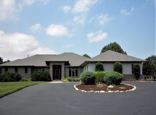 2908 Hidden Lake Ln, Suamico, WI 54313