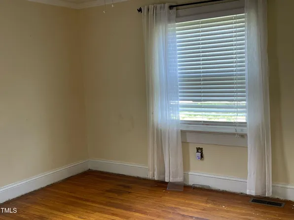 1215 W Divine St, Dunn, NC 28334