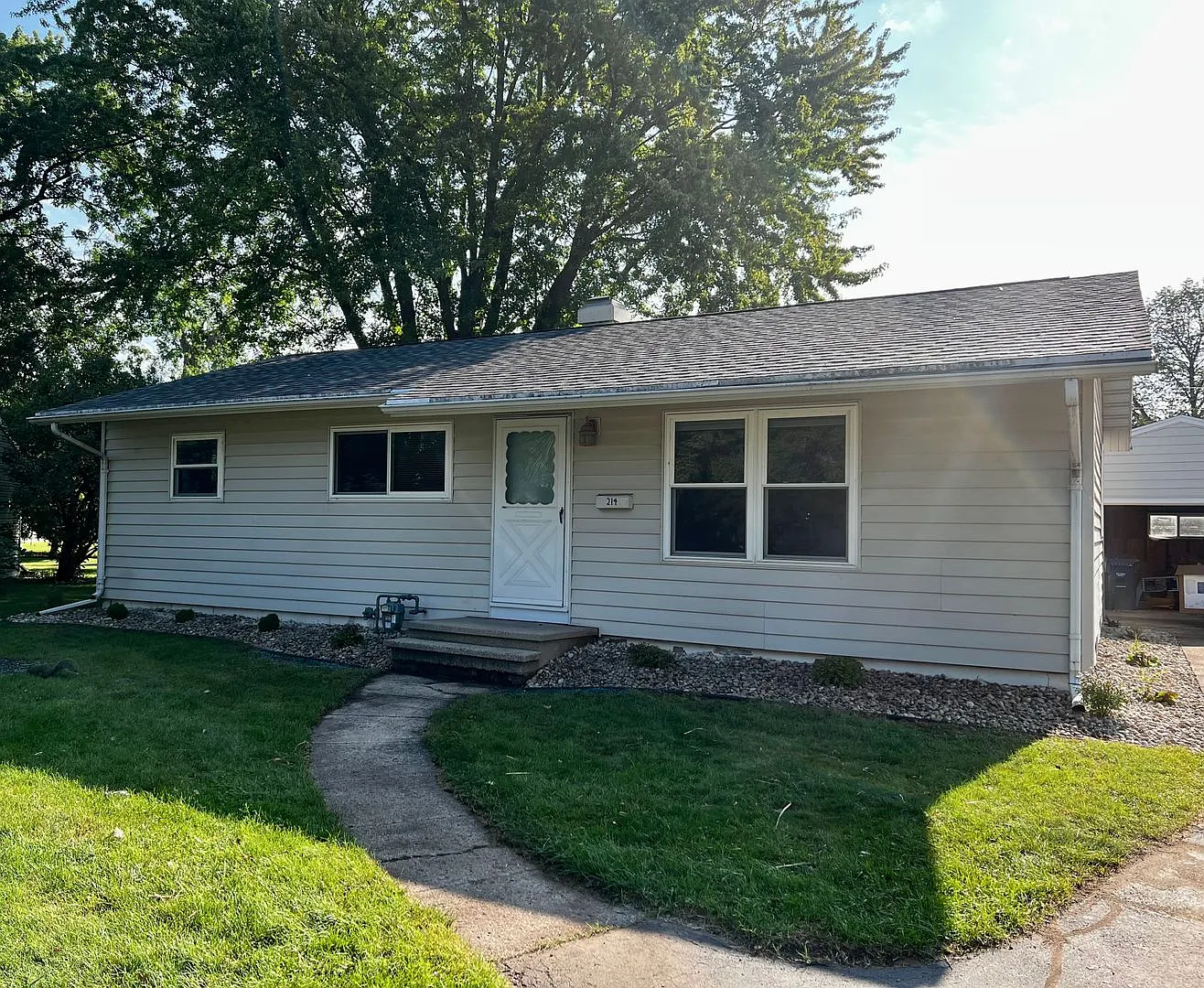3 Bedroom 1 Bathroom Home — Photo 1