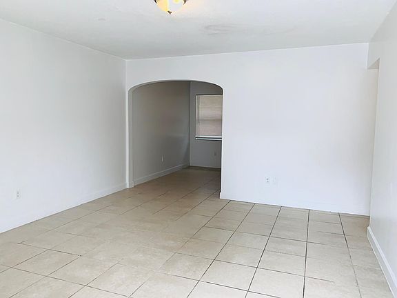 3rd image of 16110 NE 19th Pl APT 4