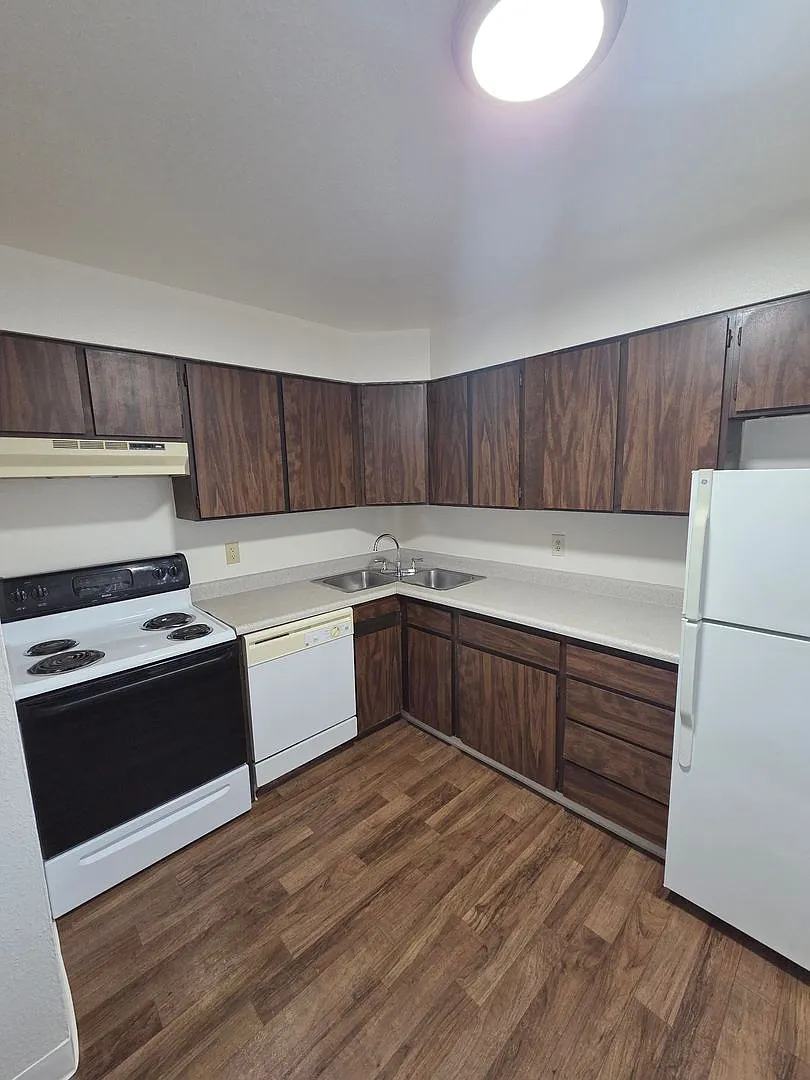 Parkview Villas & Apts — Photo 4