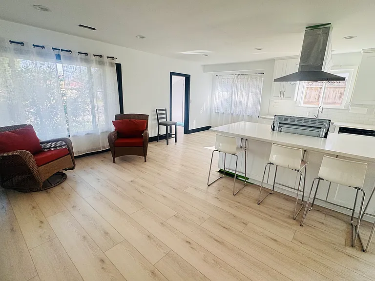 9327 Woodley Ave — Photo 3