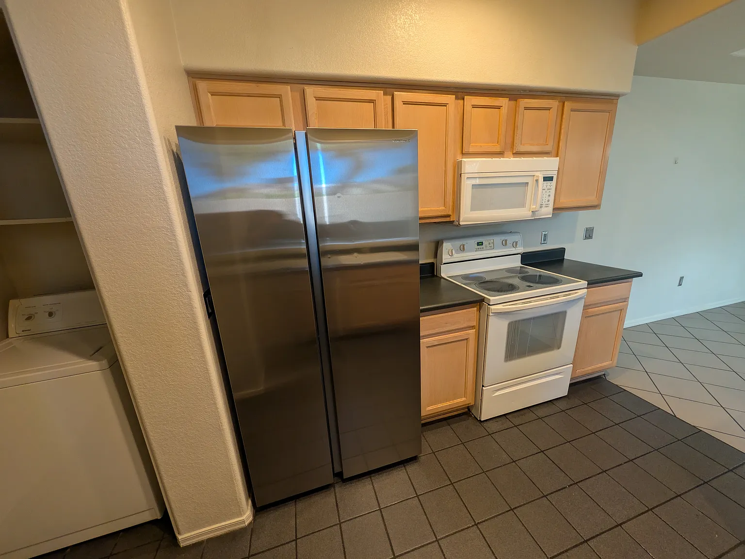 3 bed, 1413 sqft, $2,100 — Photo 3