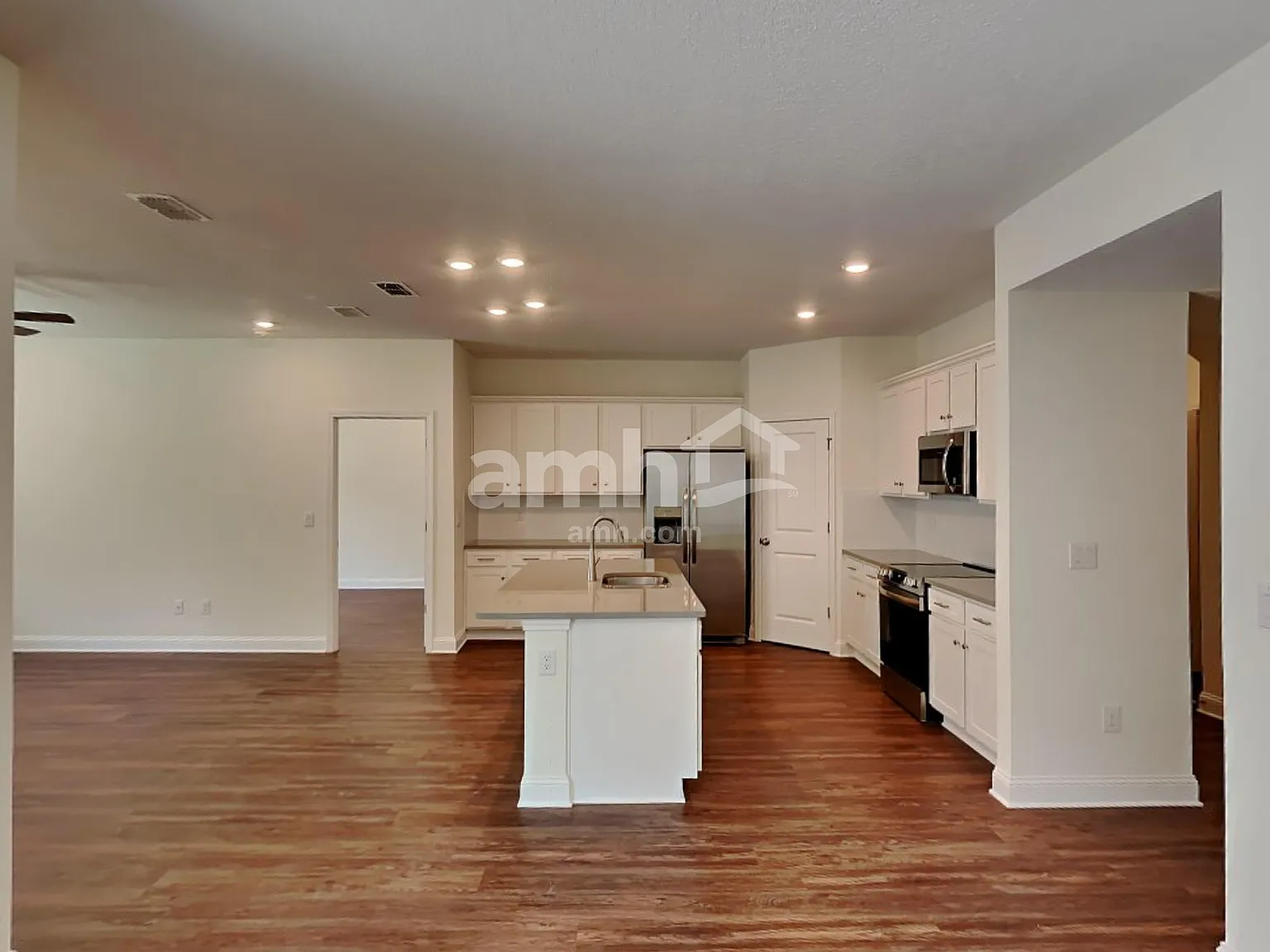 5 bed, 3.0 bath, 2215 sqft, $2,715 — Photo 4