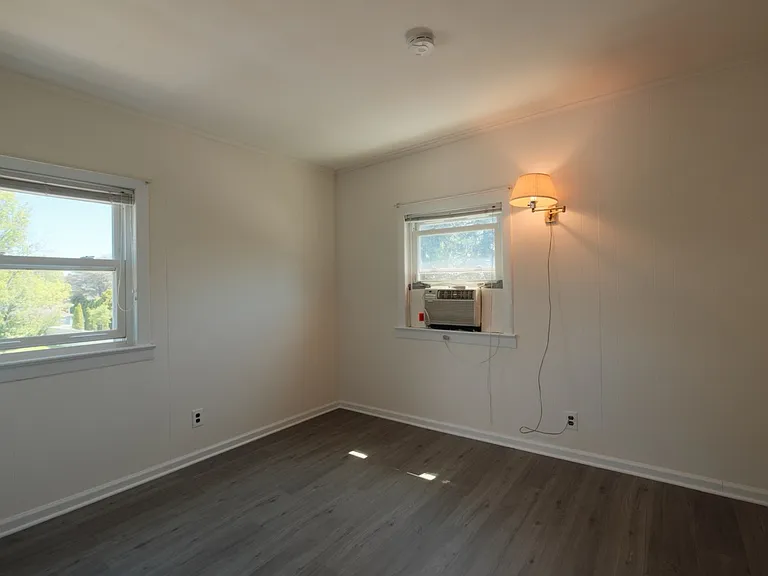 304 E Elm St — Photo 17