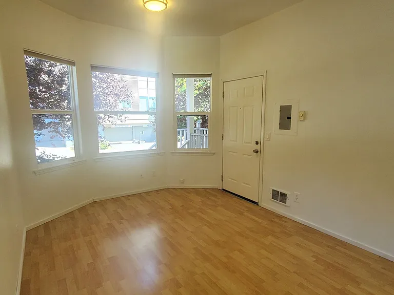 Harvard 6 Apartments — Photo 4