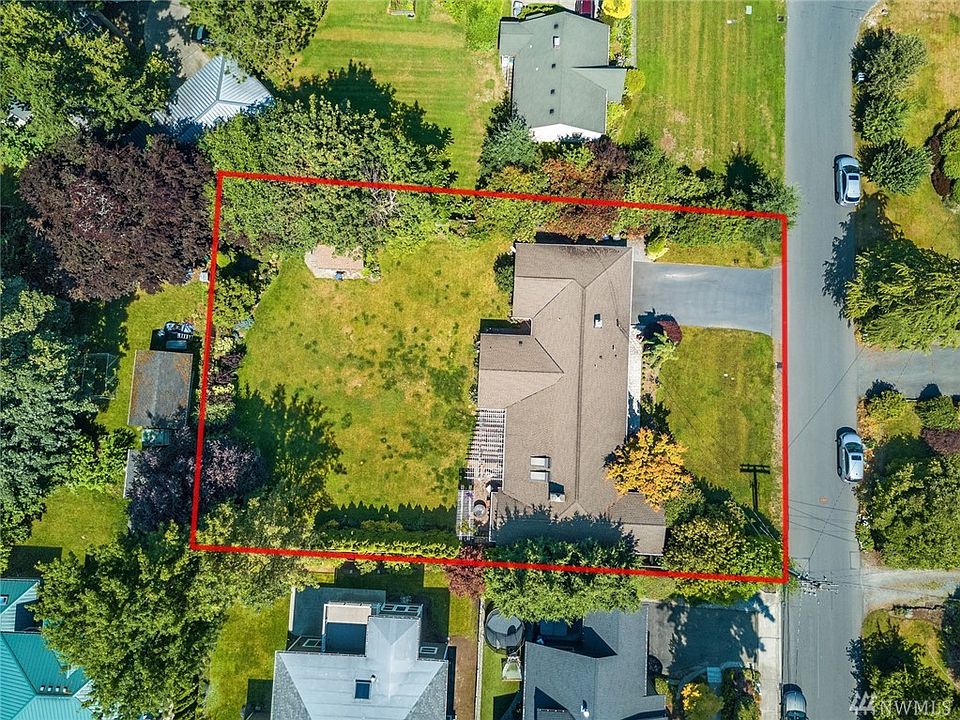 1st image of 815 18th Ave W