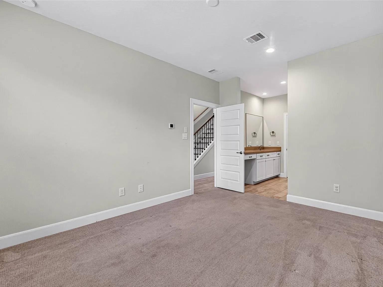 3 bed, 3.5 bath, 2105 sqft, $3,000 — Photo 4