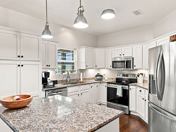 5th image of 541 Sapphire Dr