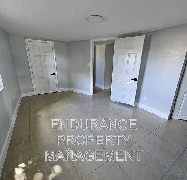 809 W 5th St — Photo 13