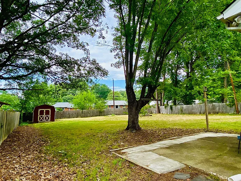 2210 Manlyn Rd — Photo 38