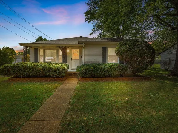 302 7th St, Farmington, MO 63640