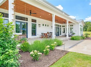 10050 S Smokey Bear Rd, Fayetteville, AR 72701