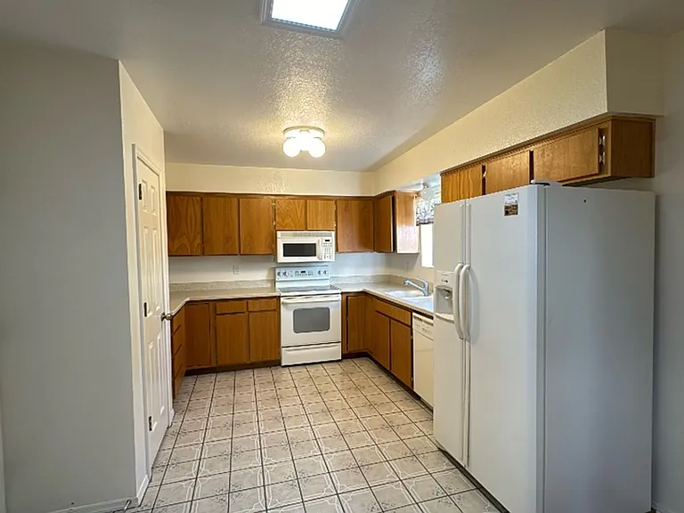 1041 Carmelita Dr — Photo 6