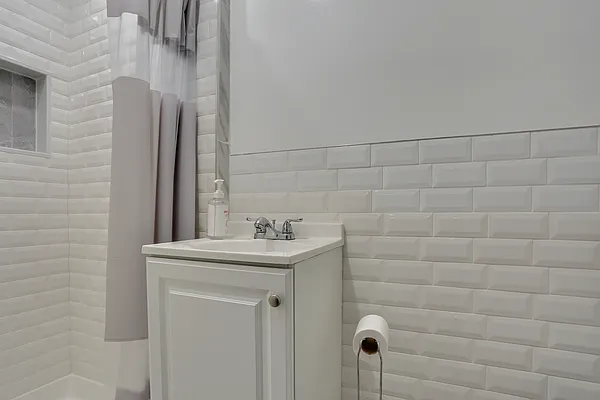 Rented by Avenues Real Estate | media 27