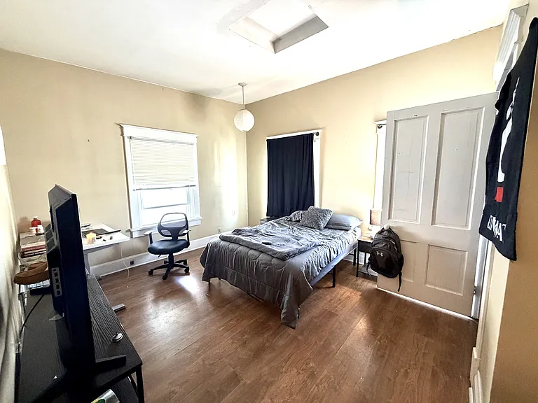 2242 Victor St — Photo 8