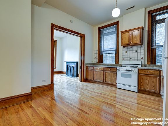 4th image of 2247 N Lincoln Ave #3