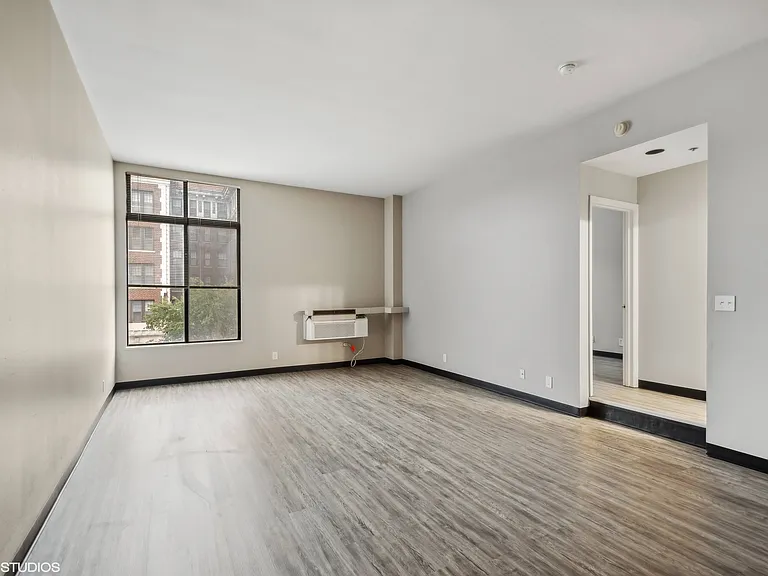 Delmar Loop Apartments — Photo 10