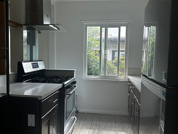 5th image of 337 S Doheny Dr APT 5