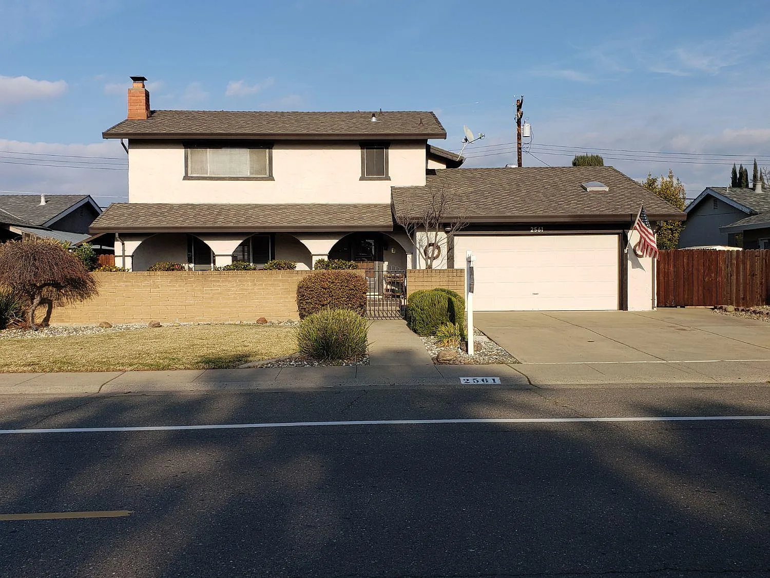 2561 Queenwood Dr photo 1