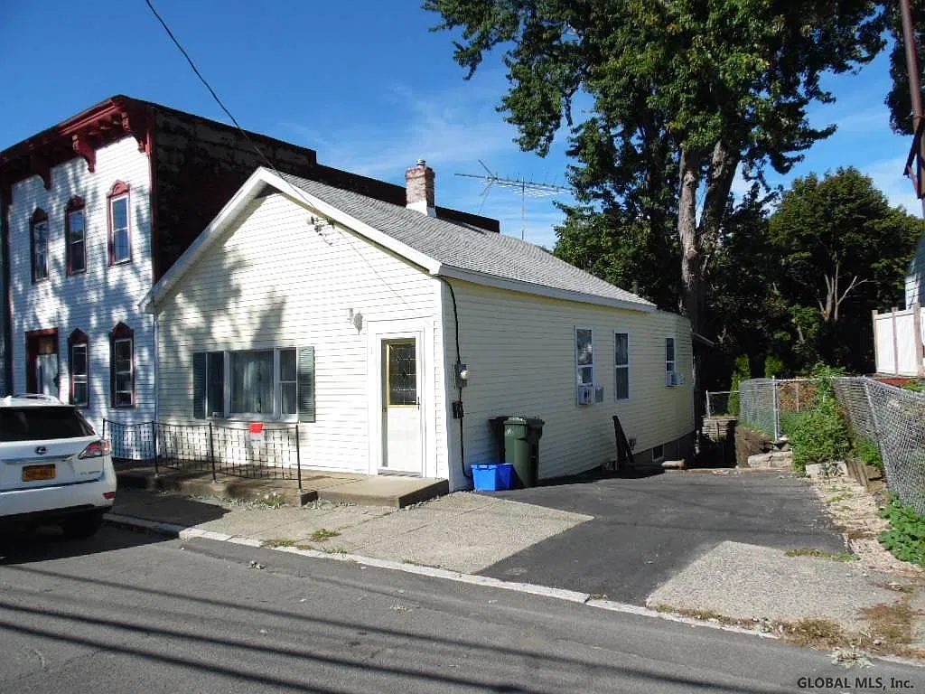3 bed, 966 sqft, $1,695 — Photo 1