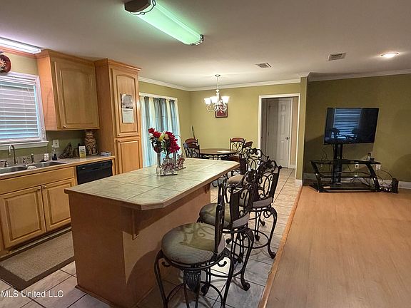 5th image of 11 Silver Leaf Dr