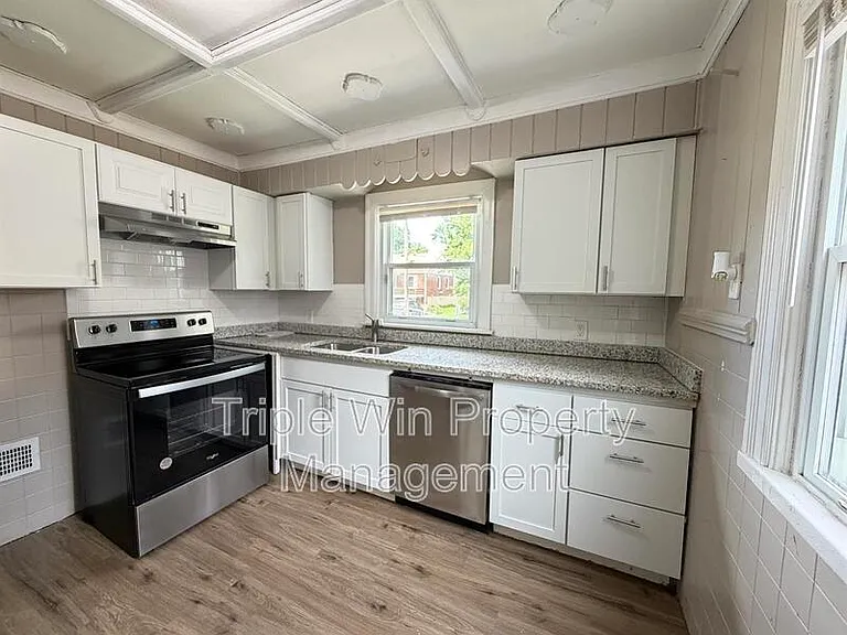 802 Rolwes Ave — Photo 13