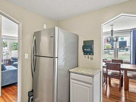 5th image of 36 Evelina Dr