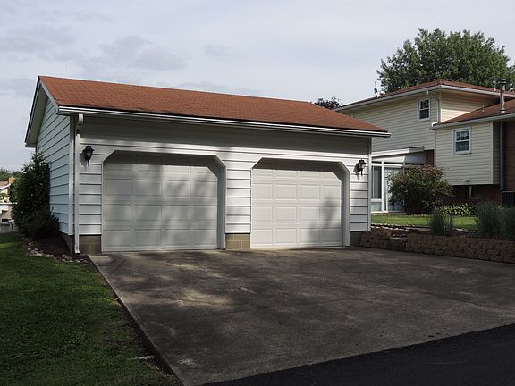2-car detached garage