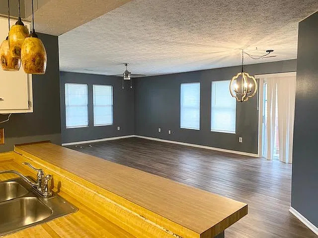 3 bed, 1212 sqft, $2,100 — Photo 2