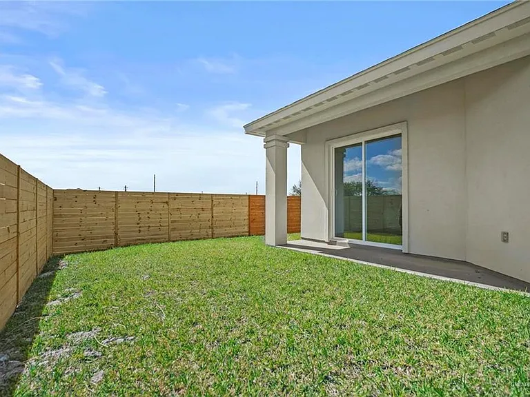 2716 E Conroe Rd — Photo 30