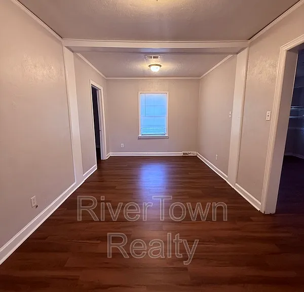 1454 Delano Ave — Photo 3