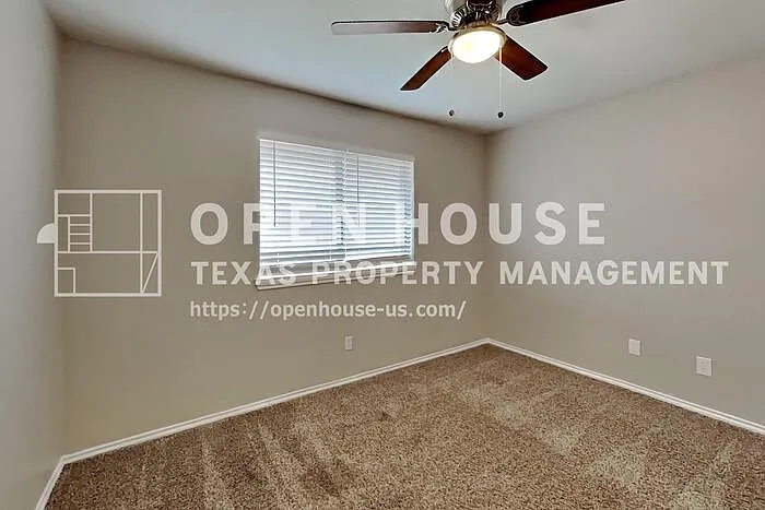 546 Newberry St — Photo 16