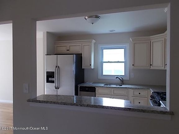 2nd image of 1047 Edgebrook Dr E