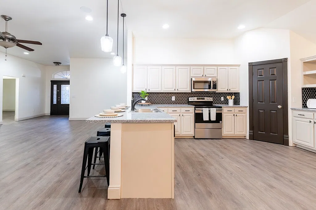 3 bed, 2.0 bath, 2160 sqft, $3,000 — Photo 4
