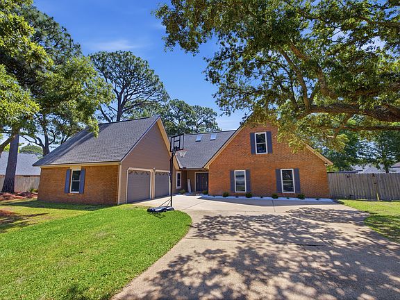 2nd image of 7 Hampton Cir