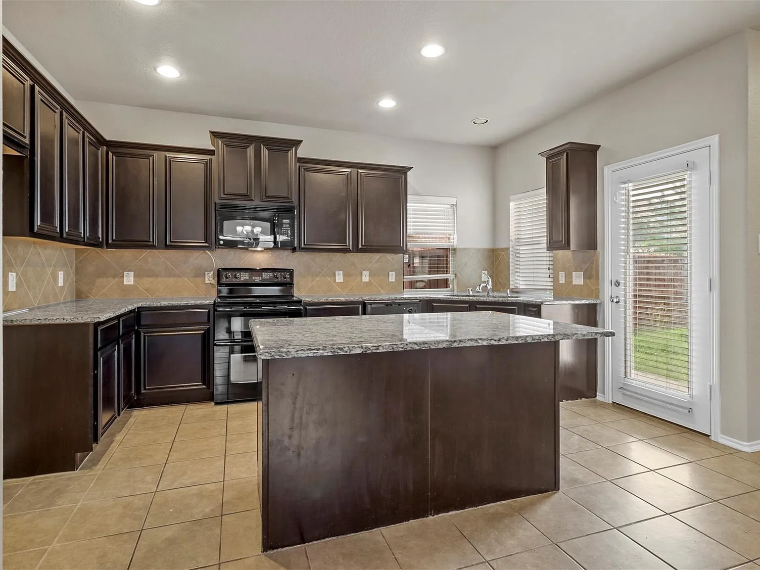 4 bed, 2428 sqft, $2,475 — Photo 3