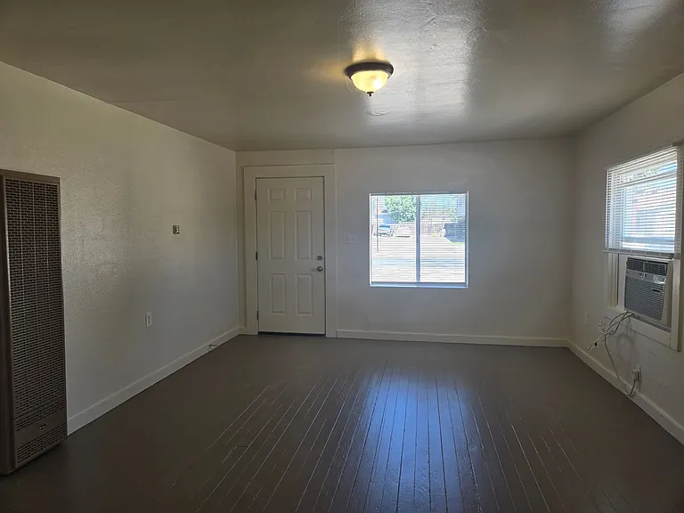 1121 Kenwood Ave — Photo 2