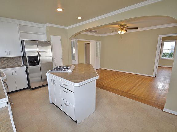 4th image of 680 Broadmoor Blvd