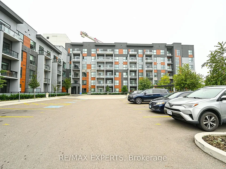 95 Dundas St W #211