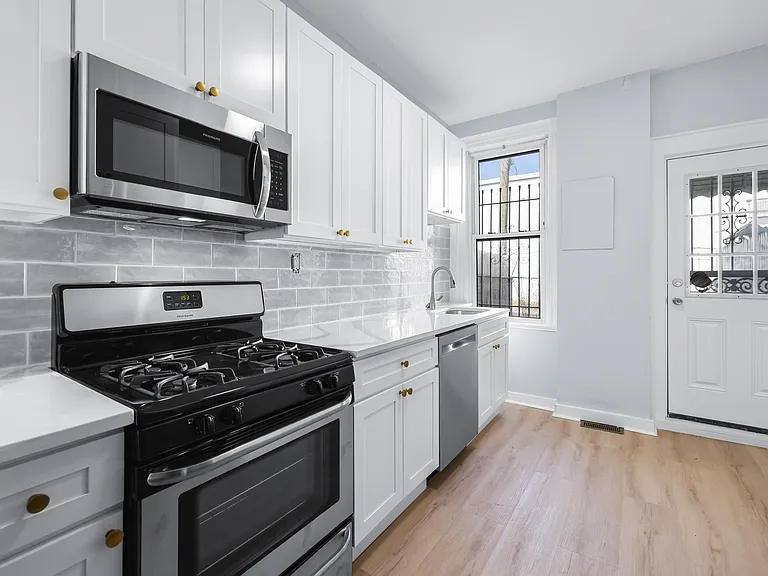 450 W 23rd St — Photo 11