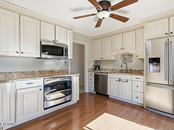3rd image of 701 Foster Dr