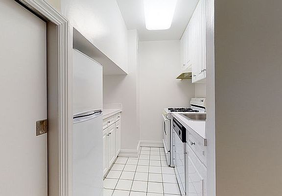 5th image of 1 Astor Pl APT 9J