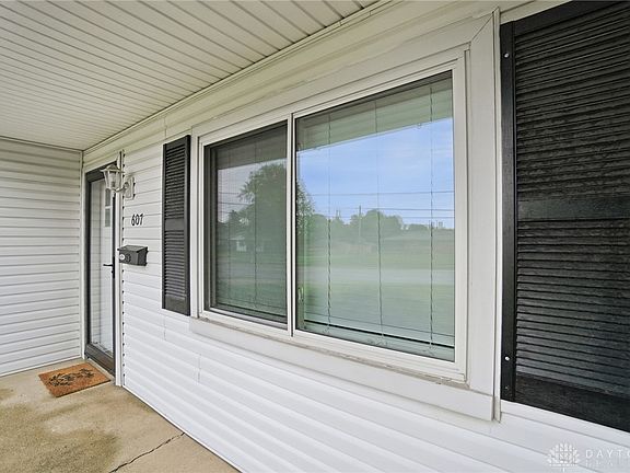 5th image of 607 W Lake Ave