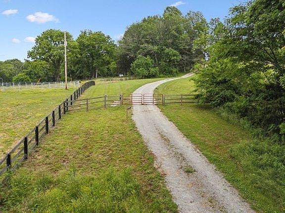 3rd image of 1345 Webb Rd