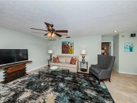 5th image of 15909 Hampton Village Dr