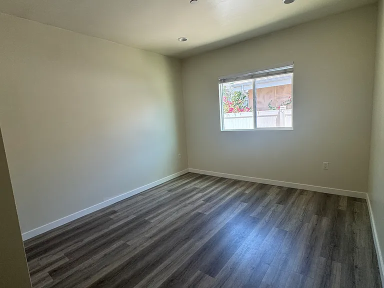 6735 1/2 Morella Ave — Photo 7