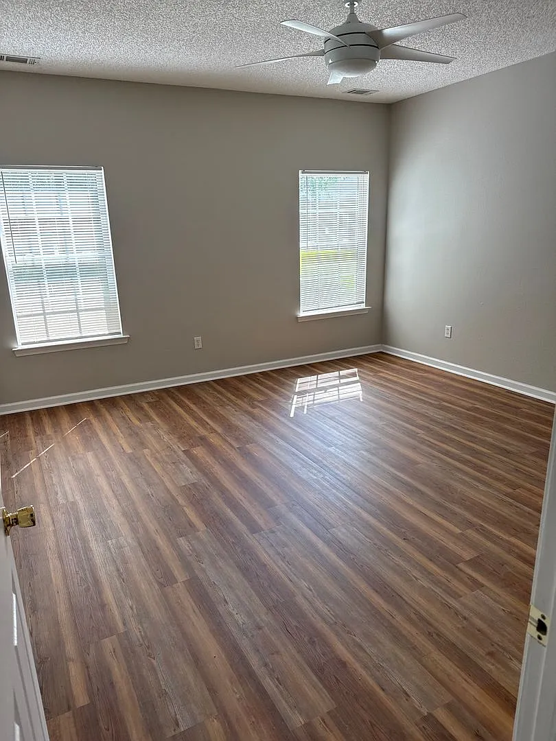 New floors, just painted, and all new appliances!! — Photo 3