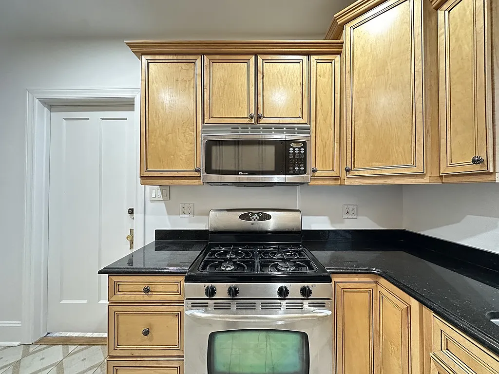 Alluring 2 Bed, 1.5 Bath at Walnut + Central (Evanston) — Photo 4
