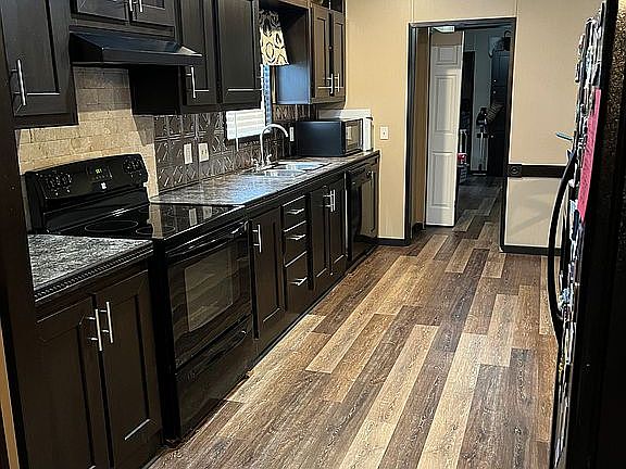 3rd image of 3865 Parkway Dr